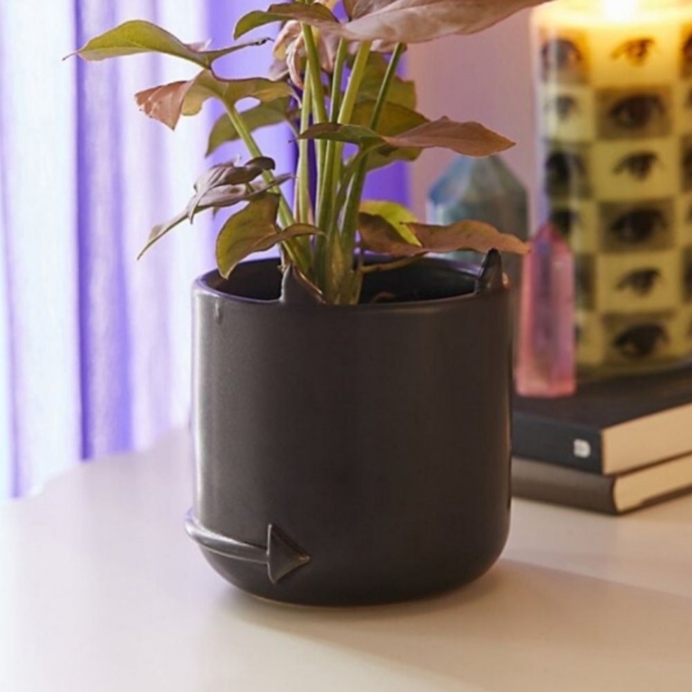 Urban Outfitters Minimalist Horned Mini Planter in Matte Black BNIB!
